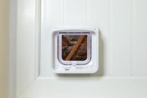 SureFlap_Microchip_Cat_Flap_Connect_Door_Install-768x512-1.png